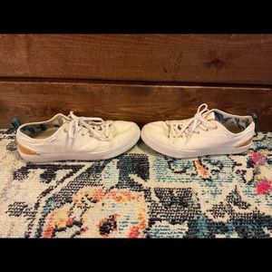 Tom’s canvas shoes